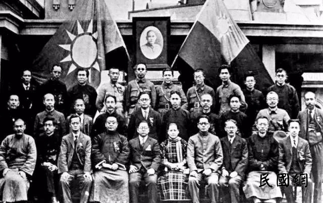 1927年3月，国民党二届三中全会合影，前排左四为谭延闿，二排右三为毛泽东.jpg