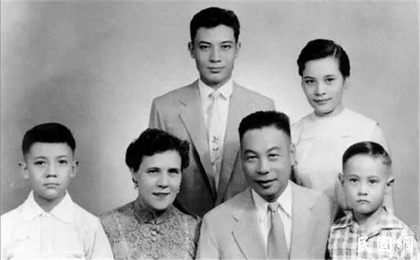 蒋方良：嫁给蒋经国的白俄孤女, 晚年与一排遗照相伴