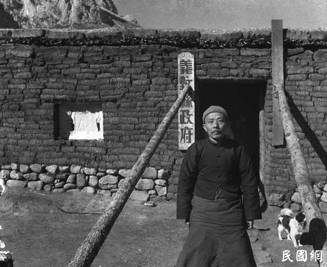 图三：西康省义敦县长彭勋在临时县政府前，孙明经拍摄于1939年11月