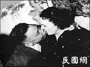蒋方良：嫁给蒋经国的白俄孤女, 晚年与一排遗照相伴
