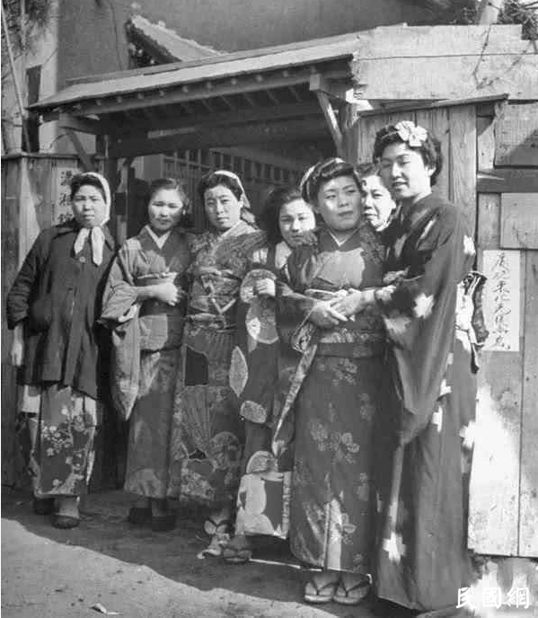 我们抗战时，看看这些日本女人在干什么