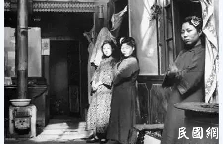 北京的红灯区 “八大胡同” 当年盛景令人脸红