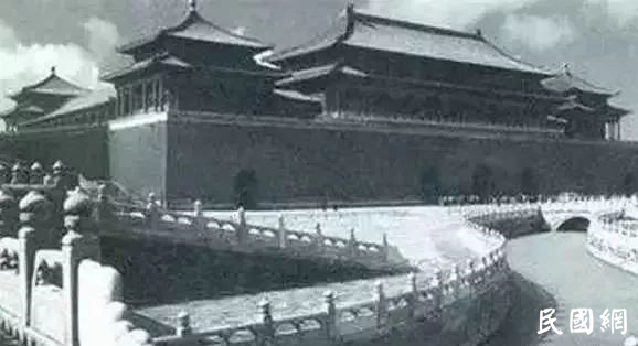 权力任性，梁思成痛心疾首，如今北京被迫迁府