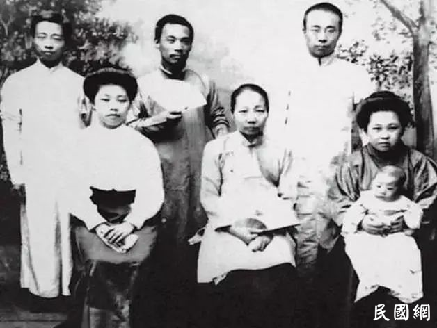 鲁迅家族悲剧：兄弟大打出手，夫妻反目成仇，儿子刀刃其父