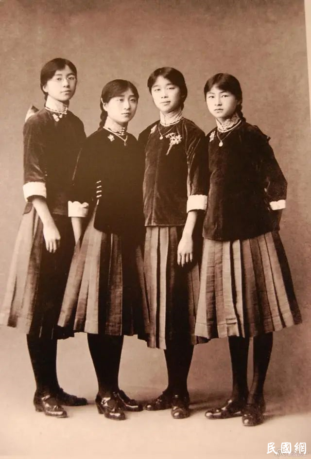 老照片旧时光:民国时期的校服，性感而不失雅致！