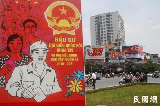 从1976年第六届国会选举开始，越南在全国开始进行普选，目前的第十三届国会中，越共党员和获得越共统战组织“越南祖国阵线”提名的独立人士占据496席，自荐独立参选人士4席。图为河内的选举宣传画.jpg