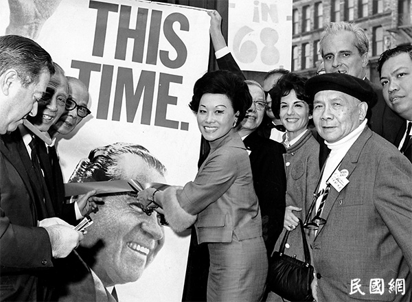 1968年，在纽约曼哈顿的唐人街，陈香梅为尼克松总统竞选总部剪彩。