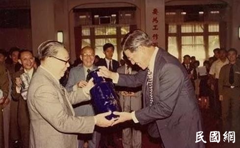 李登辉（右）接受蒋经国赠予的花瓶