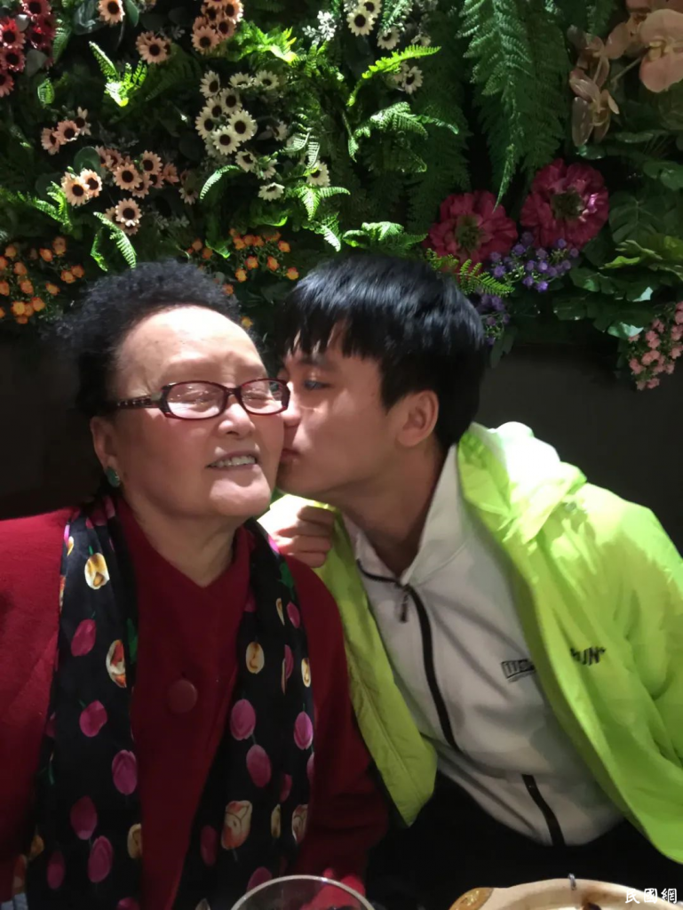 李承鹏｜花落香自在，人死灯不灭——妈妈的私人史（序）